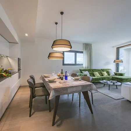 Como Lake Apartment