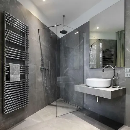 Como Lake Apartment *