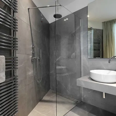 Como Lake Apartment *