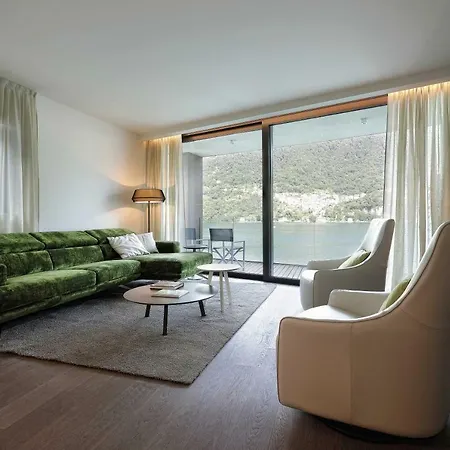 Como Lake Apartment *